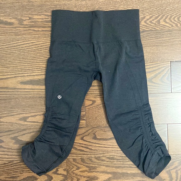 Lululemon cropped leggings.  Size 4. - Picture 2 of 2